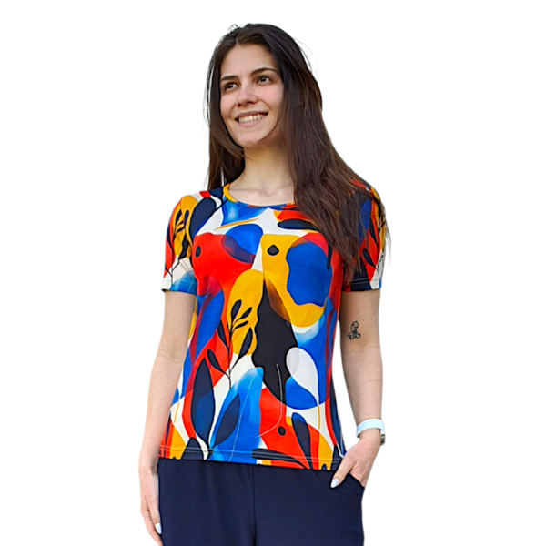 Модел АНЕЛИЯ къс ръкав, десен Стилен принт на червени, сини и жълти клонки